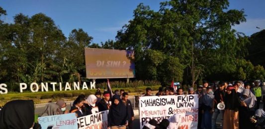 Tiga Bulan Gaji Guru, Sehari Pendapatan Tukang Parkir