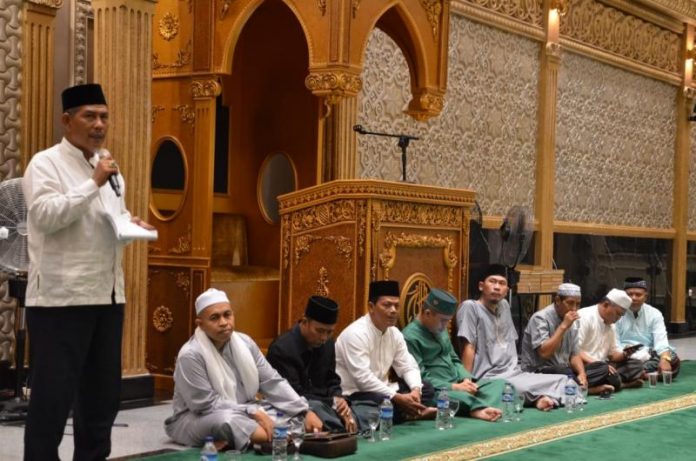 SAMBUTAN: Bupati Kayong Utara, Citra Duani menyampaikan sambutan pada peringatan Nuzulul Qur'an di Masjid Agung Oesman Al Khair di Sukadana, Selasa (21/5). Humas for Rakyat Kalbar