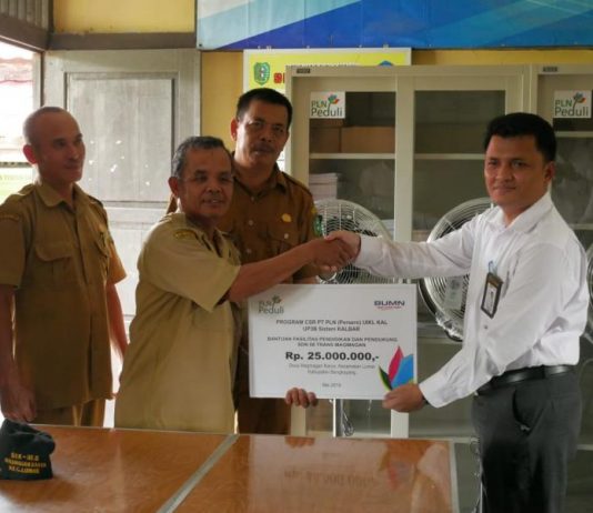 PLN Salurkan Bantuan Pendidikan di Bengkayang