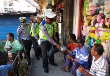 Satlantas Bagi-bagi Takjil di Jalanan