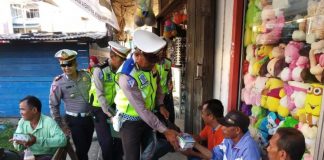 Satlantas Bagi-bagi Takjil di Jalanan