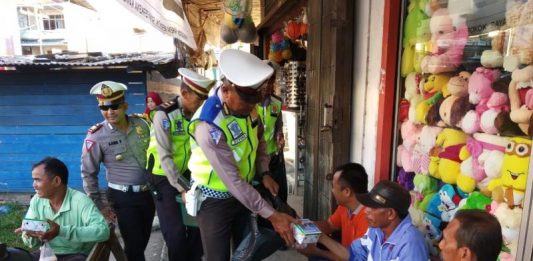 Satlantas Bagi-bagi Takjil di Jalanan