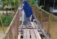 Jembatan Gantung Sungai China Rusak Parah