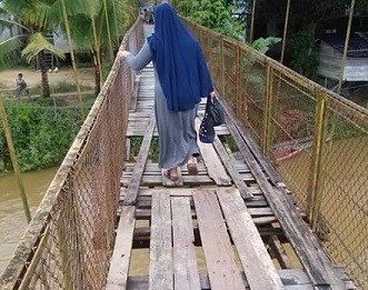 Jembatan Gantung Sungai China Rusak Parah