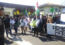 Puluhan Mahasiswa Bawa “Kuburan” ke Mapolres