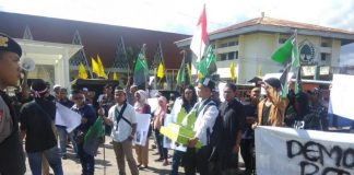 Puluhan Mahasiswa Bawa “Kuburan” ke Mapolres