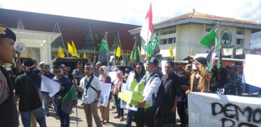 Puluhan Mahasiswa Bawa “Kuburan” ke Mapolres