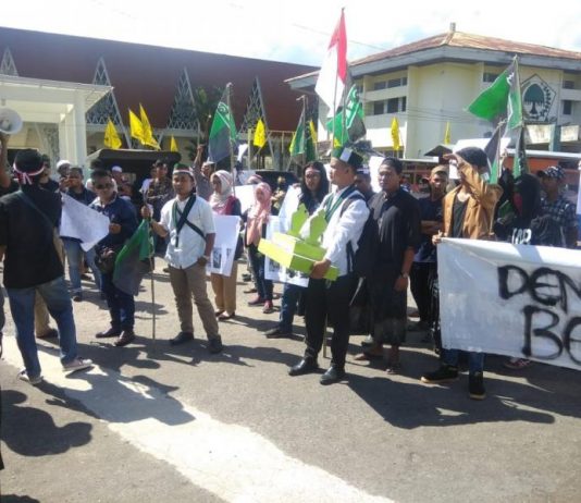 Puluhan Mahasiswa Bawa “Kuburan” ke Mapolres