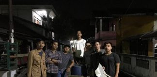 Pukul Drum Bekas, Bangunkan Warga untuk Sahur
