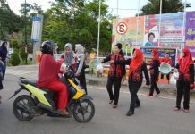 PKK Sanggau Bagi-bagi Takjil