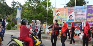 PKK Sanggau Bagi-bagi Takjil