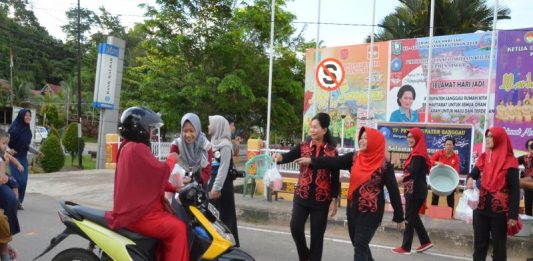 PKK Sanggau Bagi-bagi Takjil