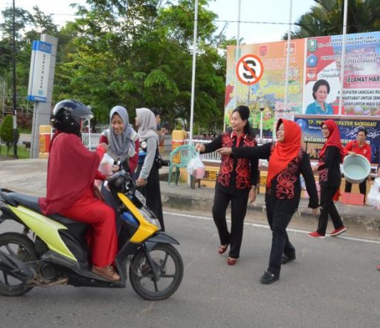 PKK Sanggau Bagi-bagi Takjil