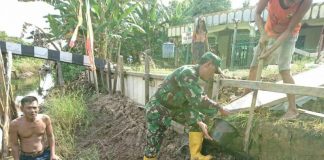 Menanti Buka Puasa, Barau Halaman Masjid Terpasang