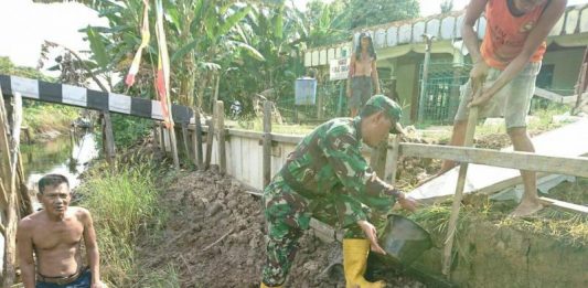 Menanti Buka Puasa, Barau Halaman Masjid Terpasang