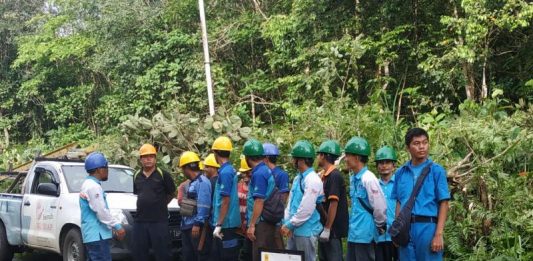 Perjuangan Petugas PLN Menghadirkan Listrik di Batas Negeri