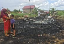 Sambaran Petir Dini Hari Ratakan Rumah Kayu Sarimah