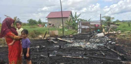 Sambaran Petir Dini Hari Ratakan Rumah Kayu Sarimah