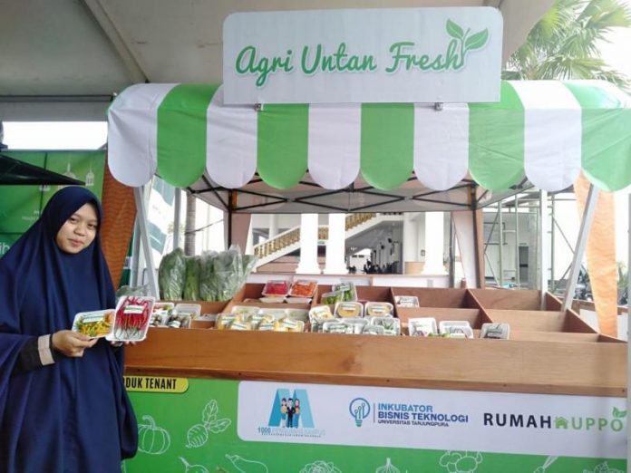 ORGANIK. Stan Rumah UPPO di Pasar Juadah Ramadan, halaman Masjid Mujahidin Pontianak, Jumat (10/5). Stan ini menjual beraneka ragam sayuran organik. (Nova Sari-RK)