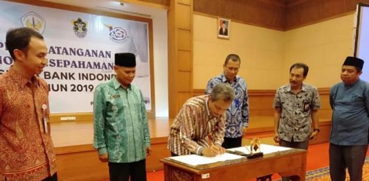 Salurkan Beasiswa, BI Harap dapat Tingkatkan IPM Kalbar