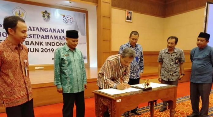 Salurkan Beasiswa, BI Harap dapat Tingkatkan IPM Kalbar