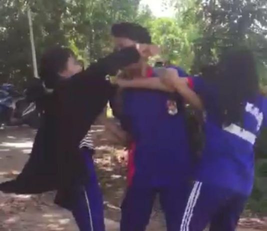 Video Dua Siswi Adu Jotos Hebohkan Warga Sekadau