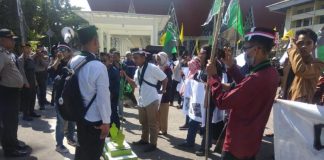Kecam Aksi 22 Mei Telan Korban, Mahasiswa Bawa “Kuburan” ke Polres Mempawah