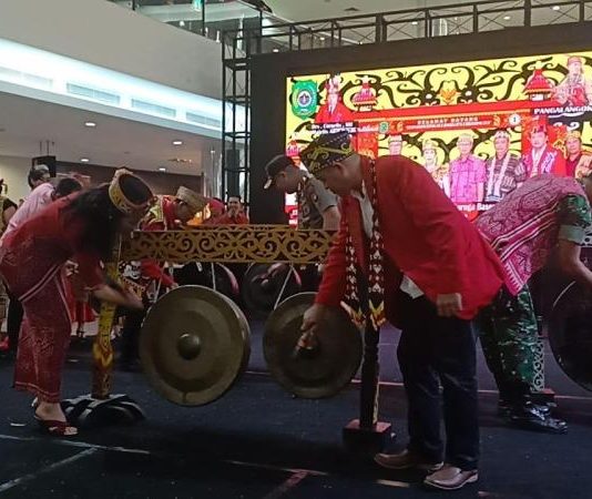 Wali Kota Buka Gawai Adat Naik Dango