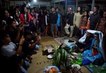 Bersanding Mendengarkan Penghulu Merapal Doa Sampai Pagi