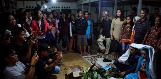 Bersanding Mendengarkan Penghulu Merapal Doa Sampai Pagi