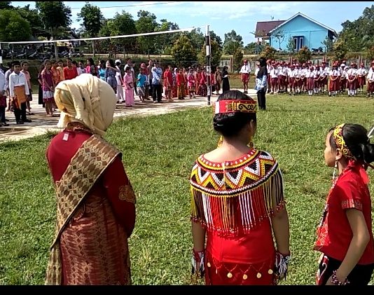 Peringatan Hardiknas, Murid SDN 06 Desa Tapang Pulau Kenakan Pakaian Adat