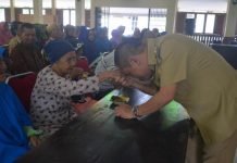 Wabup Effendi Ahmad Cium Tangan Lansia