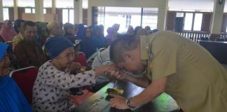 Wabup Effendi Ahmad Cium Tangan Lansia