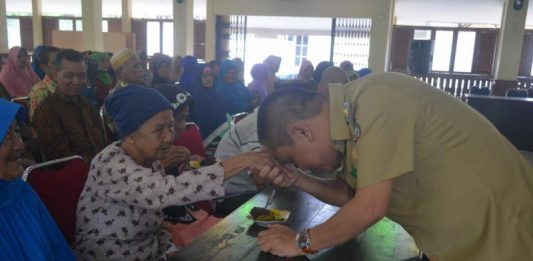Wabup Effendi Ahmad Cium Tangan Lansia