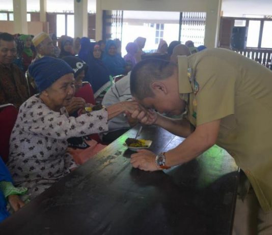 Wabup Effendi Ahmad Cium Tangan Lansia