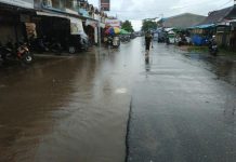 Pasar Teluk Melano Mudah Banjir Saat Hujan, Ini Masalahnya… TERGENANG: Pasar Teluk Melano TERGENANG akibat hujan. Istimewa for Rakyat Kalbar