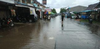 Pasar Teluk Melano Mudah Banjir Saat Hujan, Ini Masalahnya… TERGENANG: Pasar Teluk Melano TERGENANG akibat hujan. Istimewa for Rakyat Kalbar