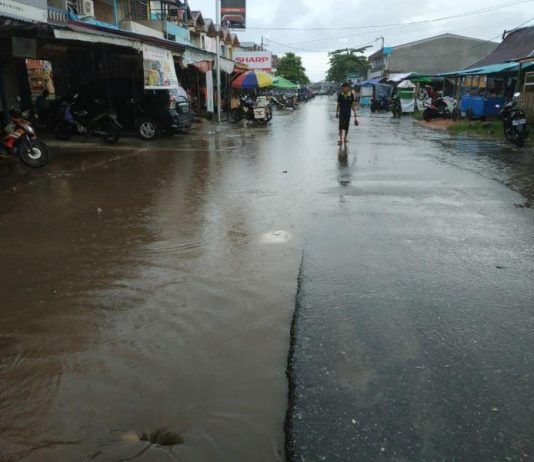 Pasar Teluk Melano Mudah Banjir Saat Hujan, Ini Masalahnya… TERGENANG: Pasar Teluk Melano TERGENANG akibat hujan. Istimewa for Rakyat Kalbar