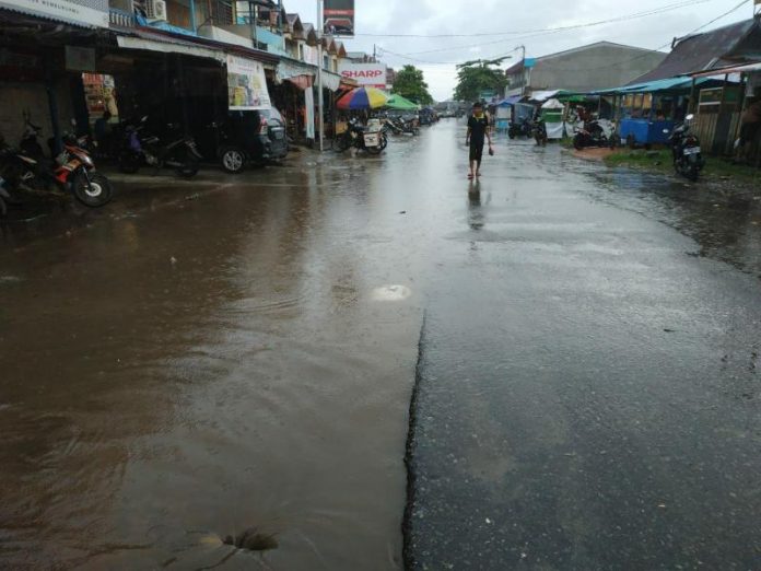 TERGENANG: Pasar Teluk Melano TERGENANG akibat hujan. Istimewa for Rakyat Kalbar