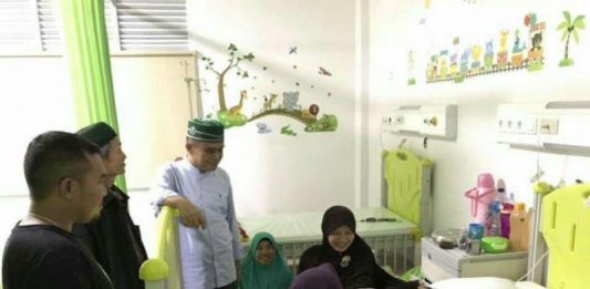 Jenguk Pasien di Rumah Sakit, Wabup Effendi Didoakan Sehat Warganet