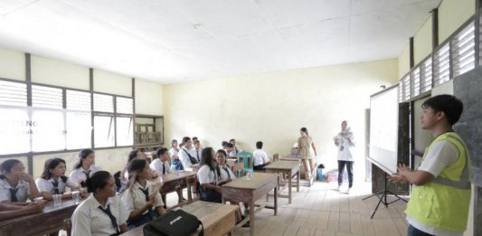 Peringati Hardiknas, Milenial PLN Ajak Siswa Peduli Listrik