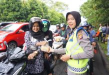 Berbagi Takjil Sambil Sampaikan Pesan Kamsebtibcar