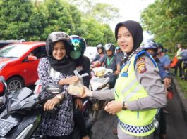 Berbagi Takjil Sambil Sampaikan Pesan Kamsebtibcar