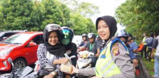 Berbagi Takjil Sambil Sampaikan Pesan Kamsebtibcar