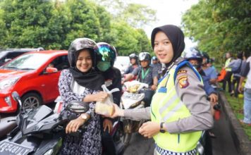 Berbagi Takjil Sambil Sampaikan Pesan Kamsebtibcar