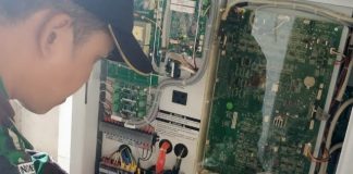 Yonif Raider 301/PKS Wujudkan Harapan Warga Dusun Melancau Nikmati Listrik