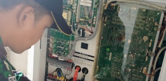 Yonif Raider 301/PKS Wujudkan Harapan Warga Dusun Melancau Nikmati Listrik