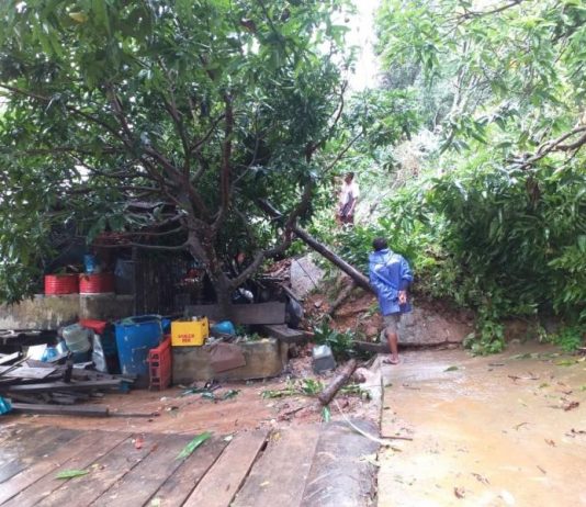 Longsor Hantam Rumah dan Sekolah di Karimata