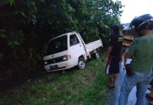 Pikap Nyungsep Pecahkan Pipa Air