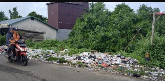 Tempatkan Bak Sampah di Dekat Jembatan Teluk Melano